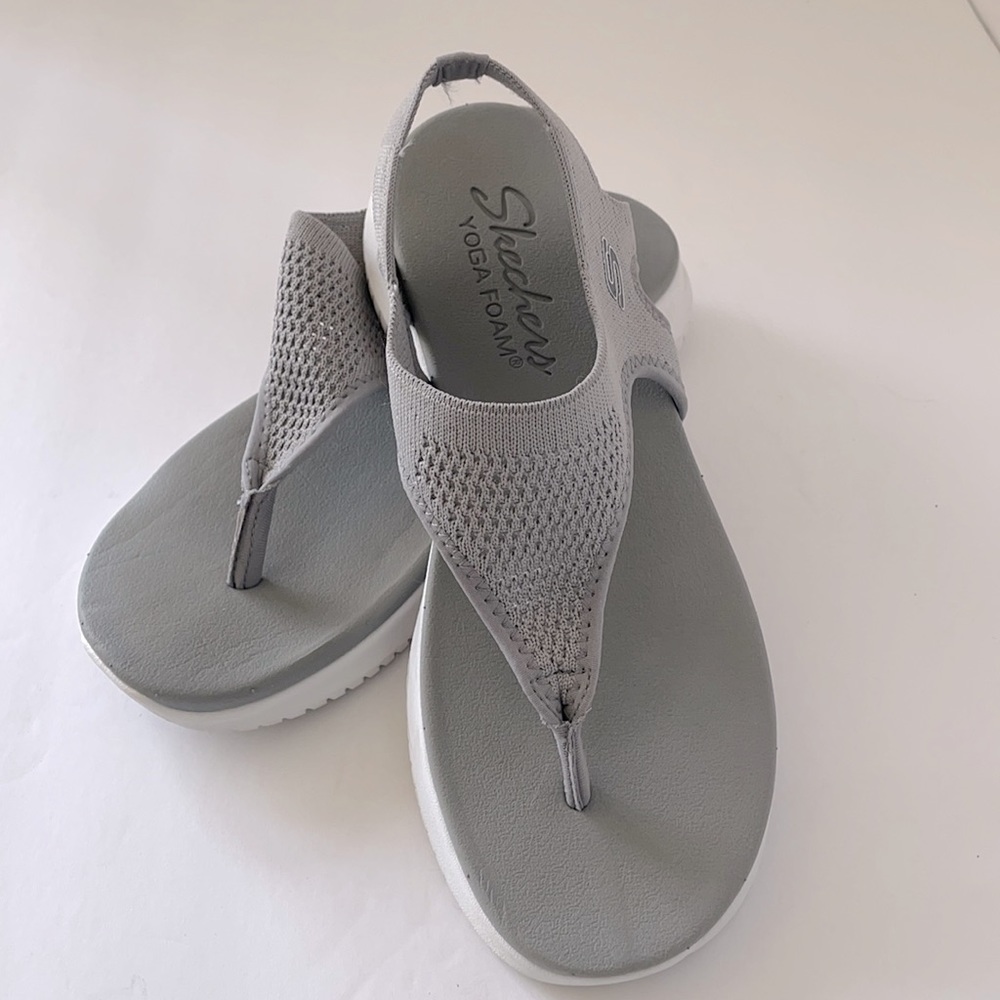 Skechers Yoga Foam Sandals - size 7 - cute & comfy